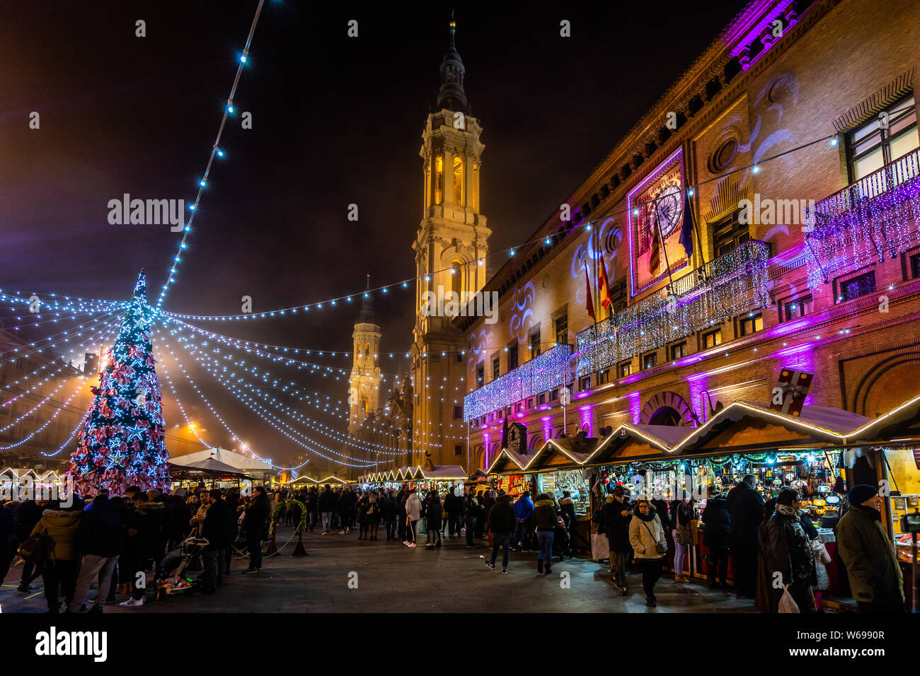Vista notturna di Plaza del Pilar, la piazza principale di Saragozza Centro storico durante il periodo natalizio. Saragozza, Aragona, Spagna, Dicembre 2018 Foto Stock