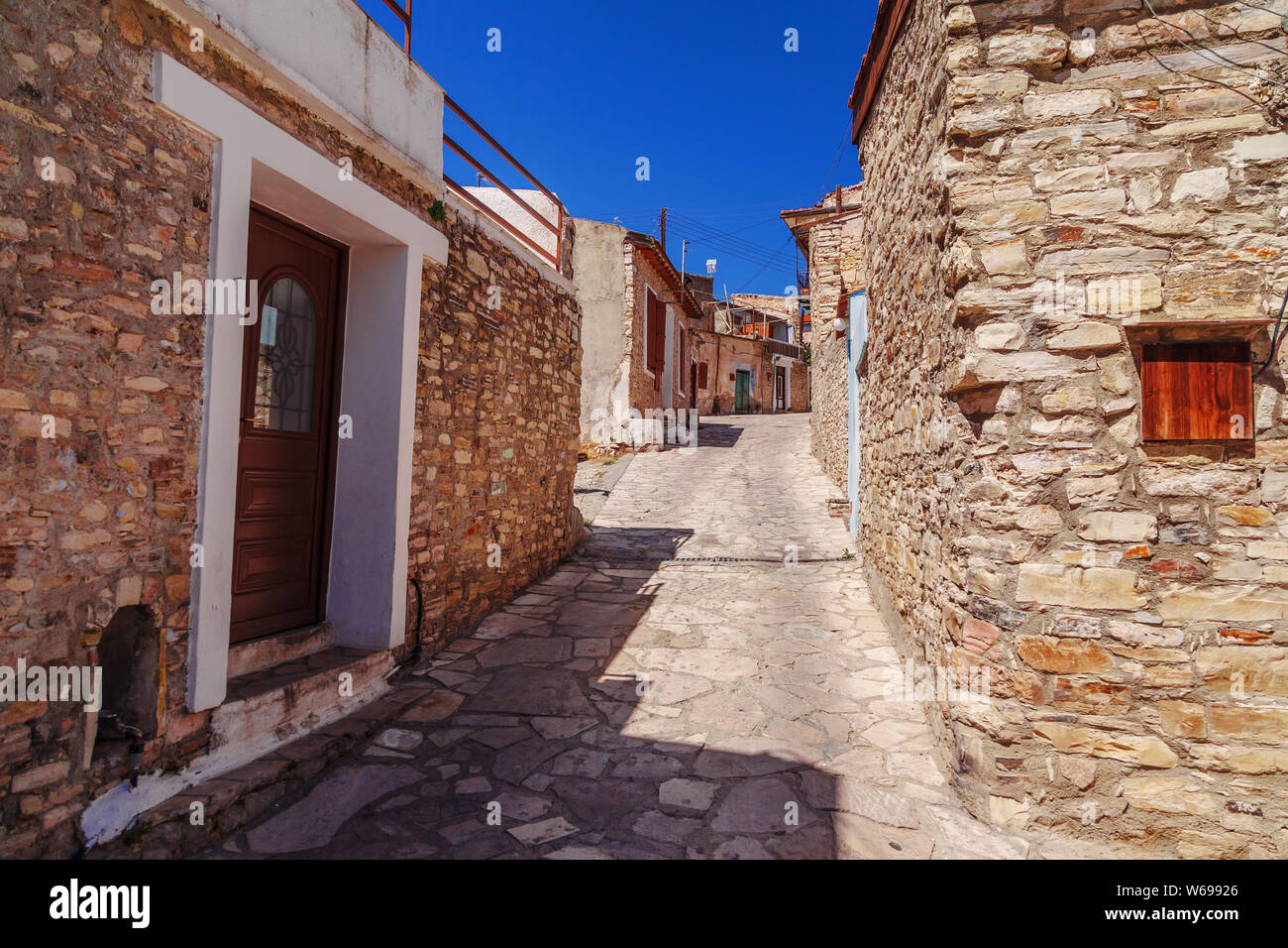 Strada di Kato Lefkara - è il più famoso villaggio nei Monti Troodos. Distretto di Limassol, Cipro, Mare Mediterraneo. Paesaggio di montagna e sun Foto Stock