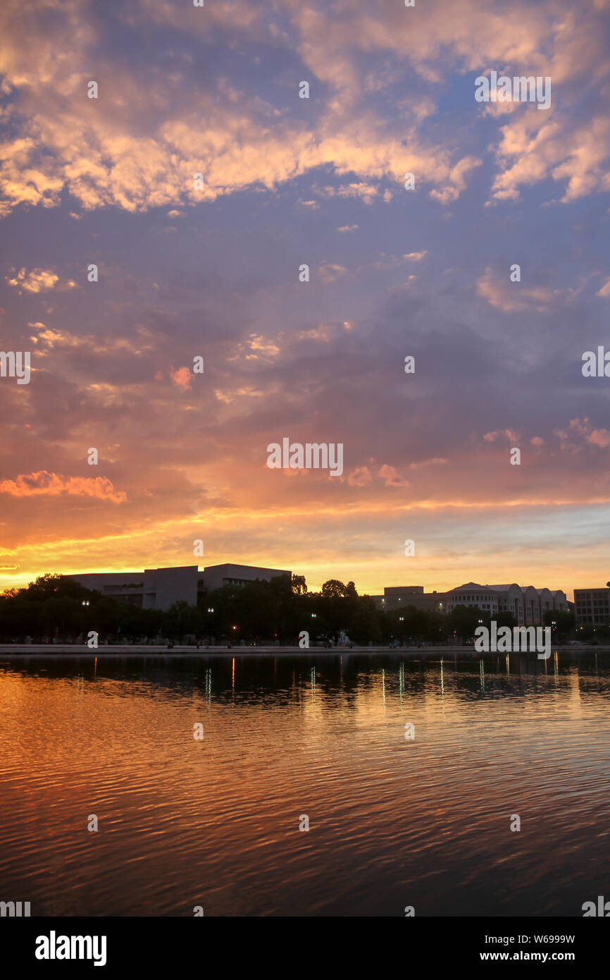 Tramonto sopra la Piscina a Specchio del Campidoglio di Washington, DC, Stati Uniti Foto Stock