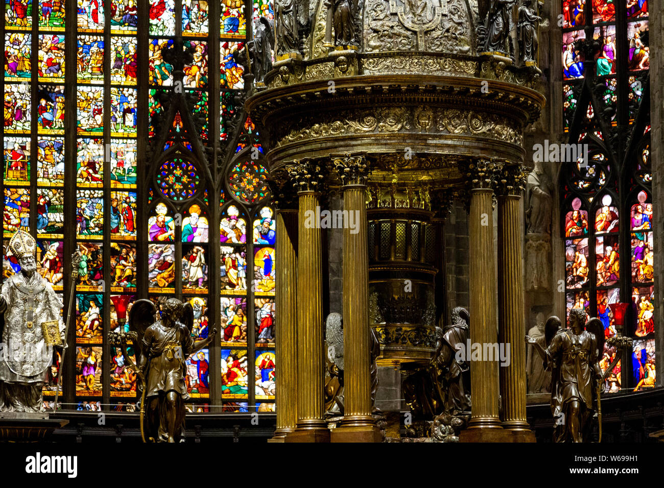 L'altare con le finestre di vetro macchiate in background. Duomo di Milano (Duomo di Milano). Foto Stock