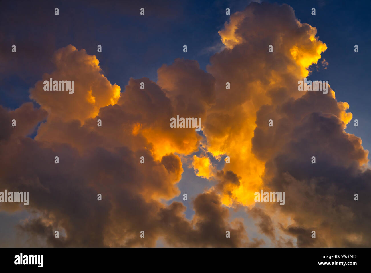 Ricerca cinematografica formazioni di nubi in serata Alabama sky. Foto Stock