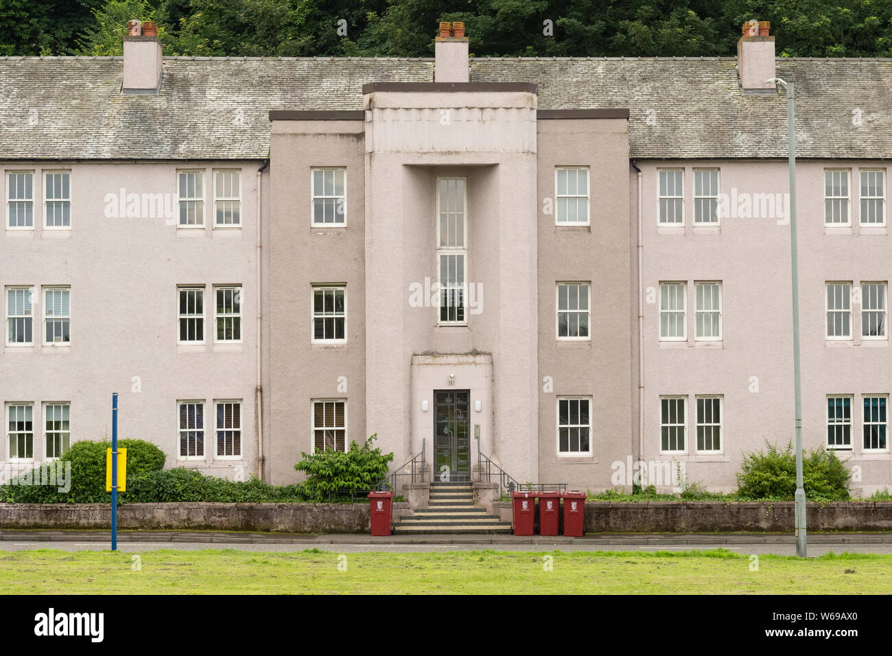 Art deco arti decorative style metà del XX secolo l'autorità locale tenements, 191 - 199 Corbiehall, Bo'ness, Falkirk, Scotland, Regno Unito Foto Stock