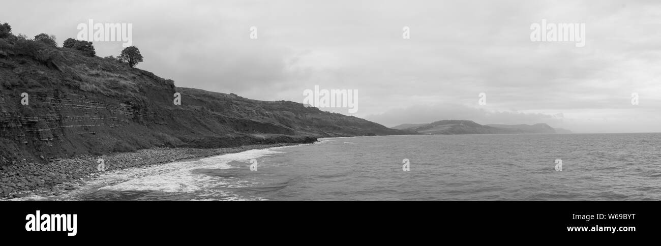 Foto panoramica delle scogliere a Lyme Regis beach nel Dorset che se famosa per trovare fossili Foto Stock