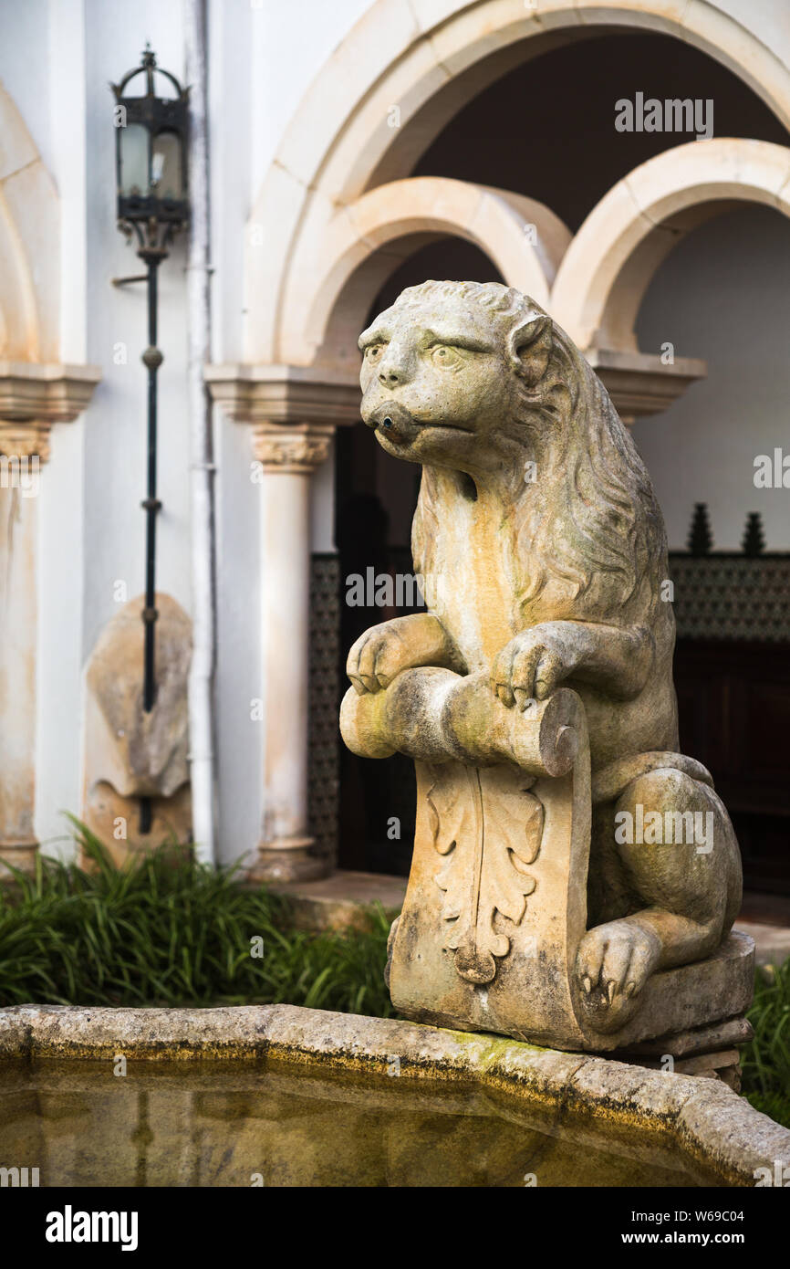 Fontana di leone in pietra a Condes de Castro Guimaraes Musem precedentemente conosciuto come la Torre de S. Sebastião (Torre di San Sebastiano) a Cascais, Portogallo Foto Stock