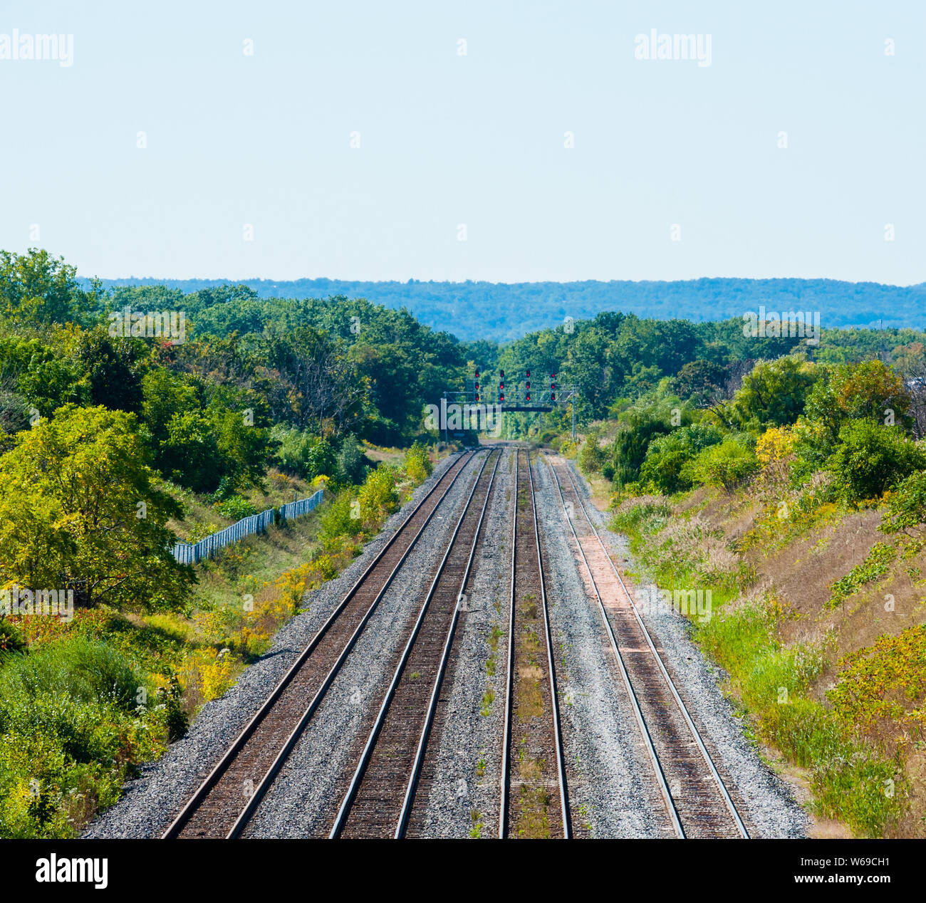 BURLINGTON, Ontario, Canada - 23 settembre 2018: più binari ferroviari dirigetevi a ovest attraverso la superficie boschiva. Foto Stock