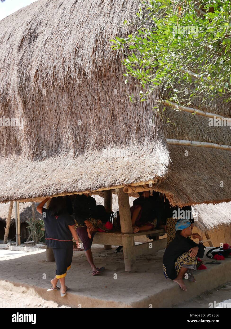 29 luglio 2018 - Sade, Lombok/Indonesia: Preparazione degli abitanti del villaggio prima della perforazione è fatto Foto Stock