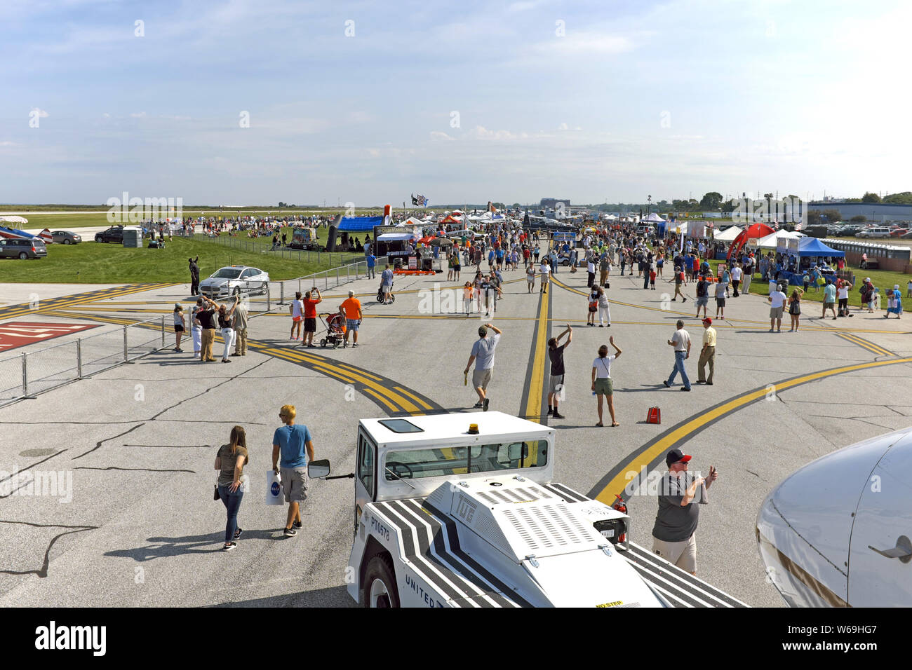 I visitatori del Cleveland National Air Show 2018 al Burke Lakefront Airport camminano per i giardini durante l'evento annuale di Cleveland, Ohio. Foto Stock