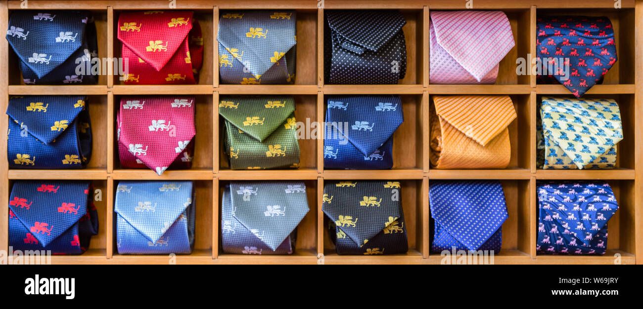 Vista di diversi colori cravatte in vetrina Foto Stock