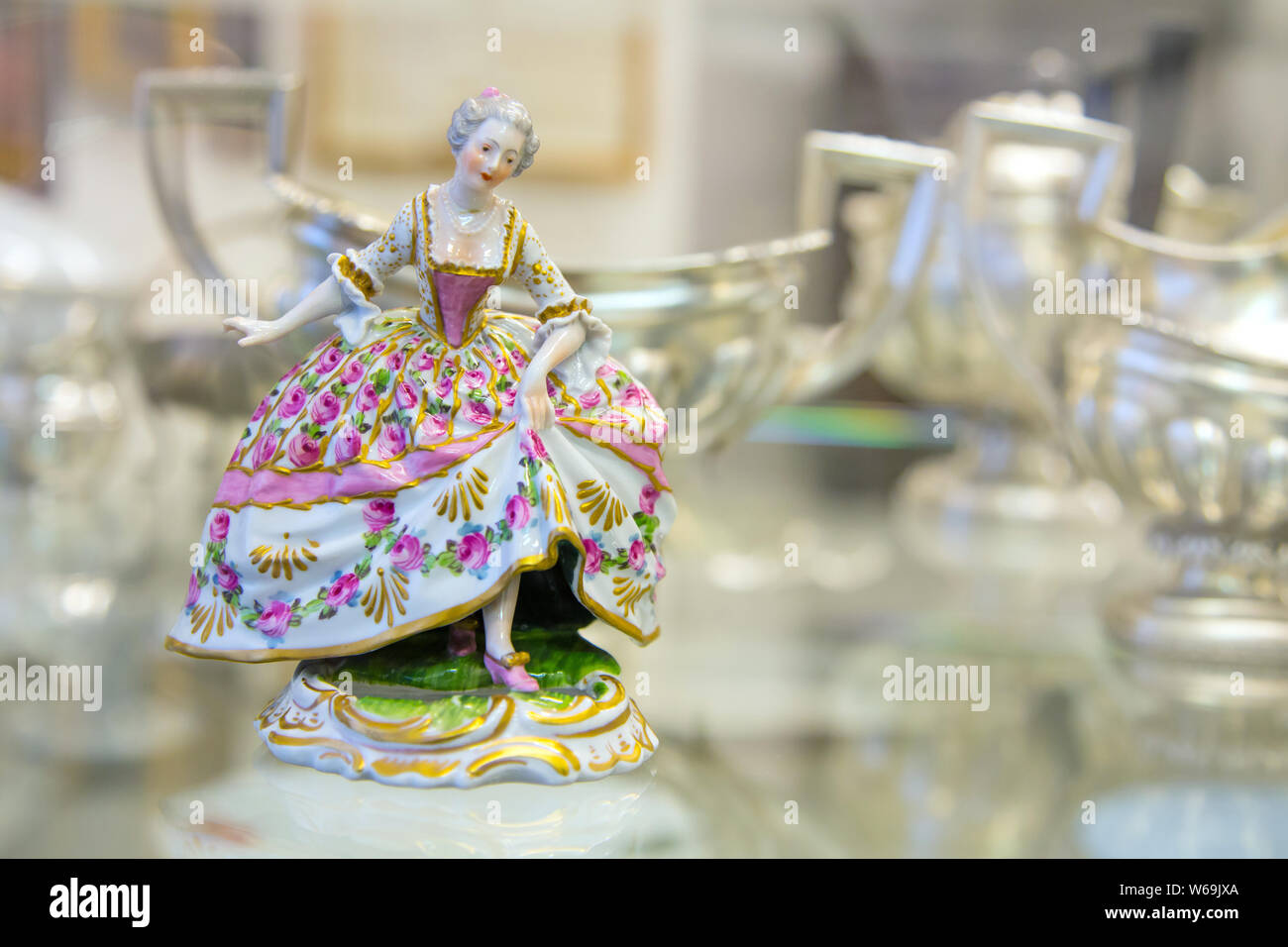 Colore vintage Bambola porcellana in sfondo sfocato Foto Stock