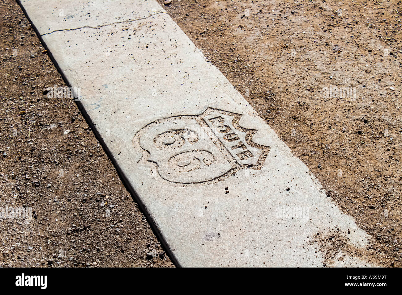 Route 66 segno per il percorso 66 Allineamento nel Parco Nazionale della Foresta Pietrificata sul percorso 66 - Holbrook, Arizona Novembre 3, 2018 Foto Stock