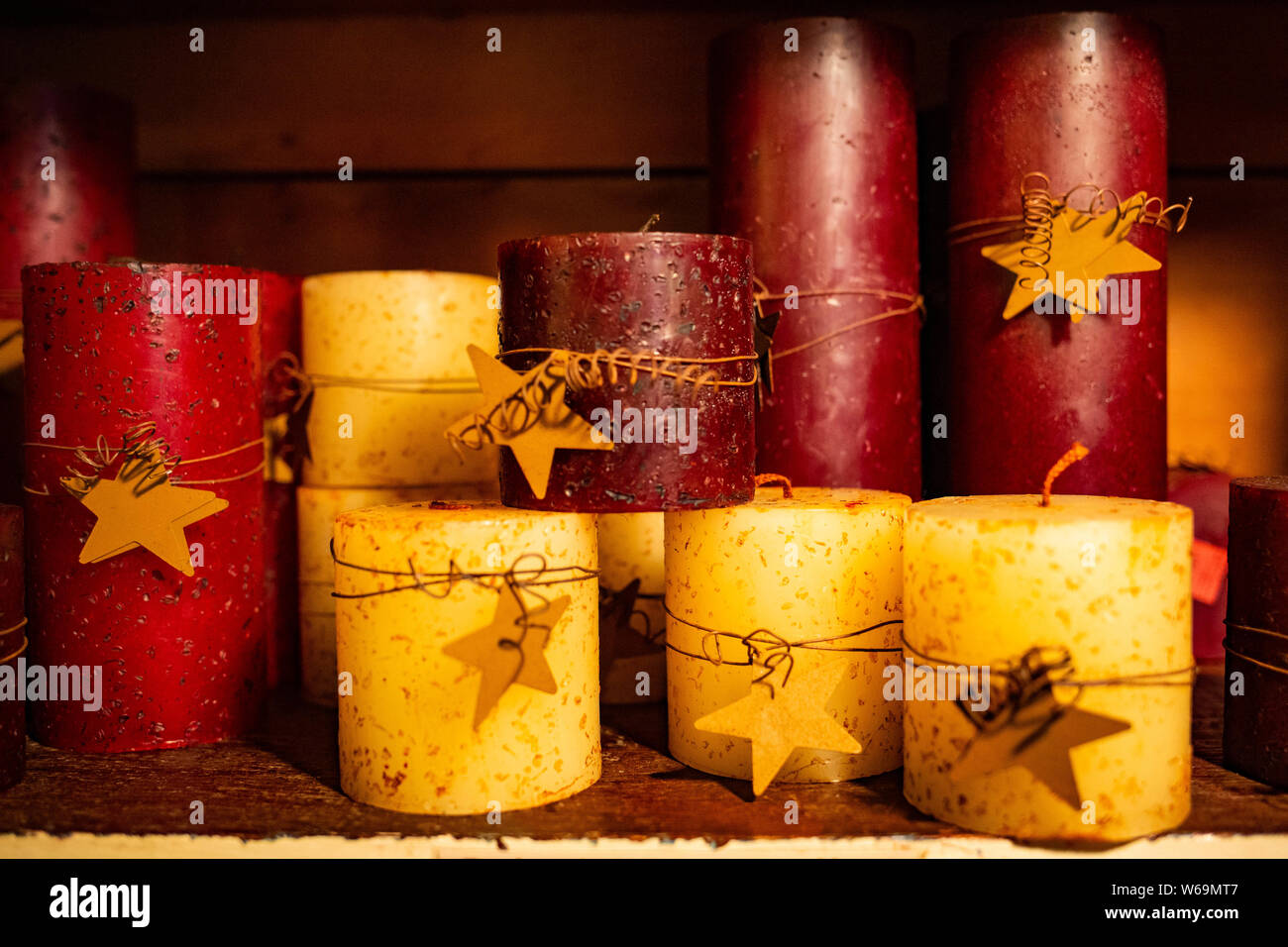 Varietà di candele in stor per vacanze periodo celebrativo Foto Stock