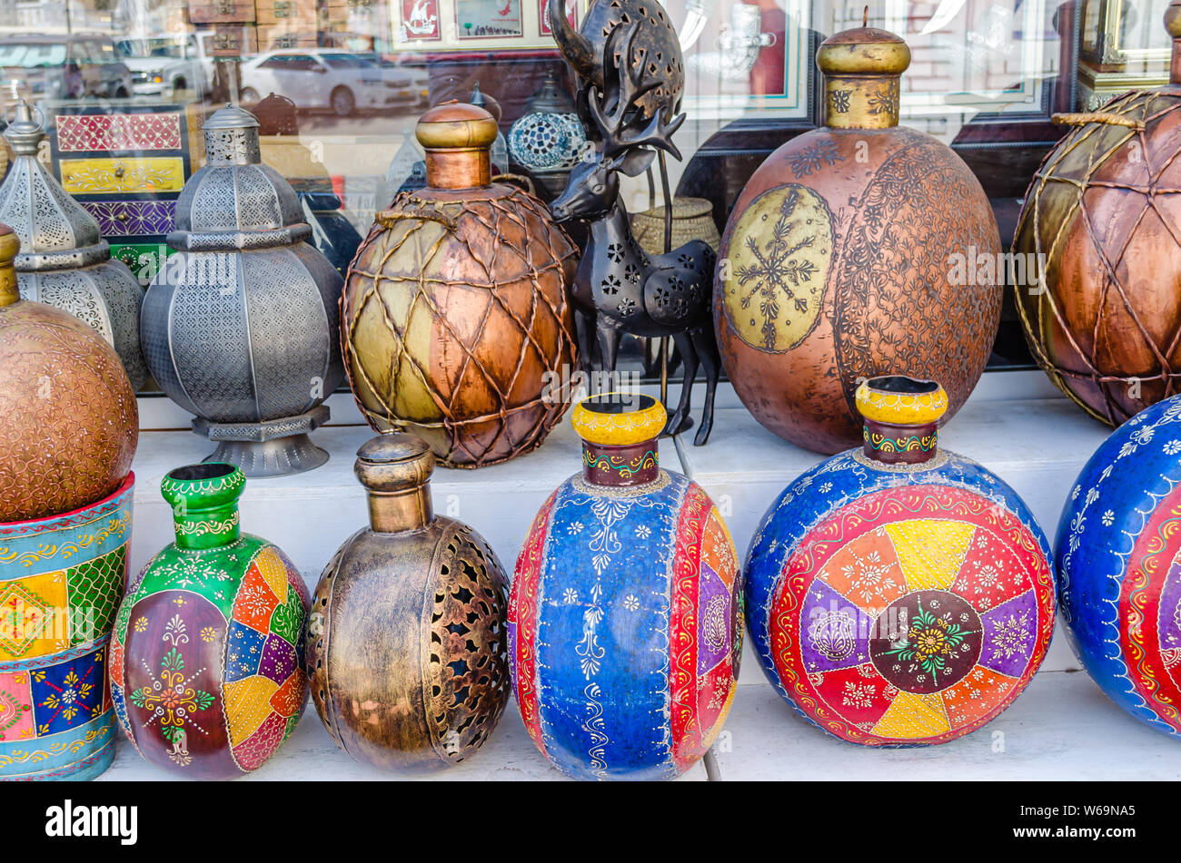 Tradizionale artisticamente dipinti vasi colorati sul display in negozio in Muscat Oman. Foto Stock