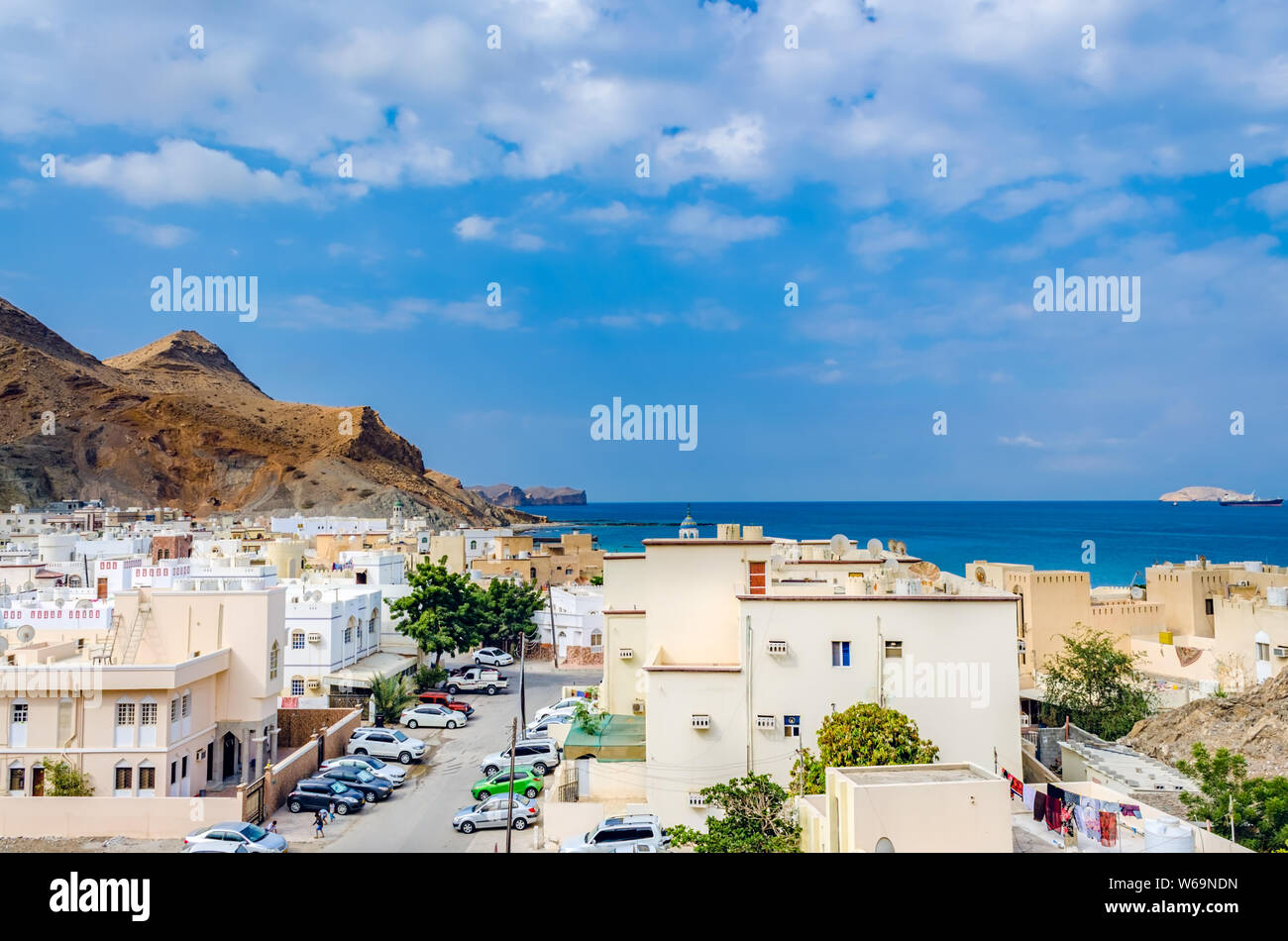 Piccola città idilliaca ai piedi delle colline e vicino alla spiaggia. Da Muscat Oman. Foto Stock