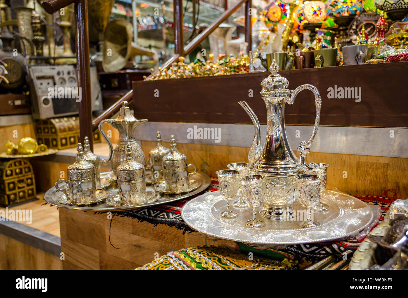Due tipi di bella Omani caffè (kahwa) tazze caraffa e imposta sul display in un negozio di vendita al dettaglio in Muscat Oman. Foto Stock