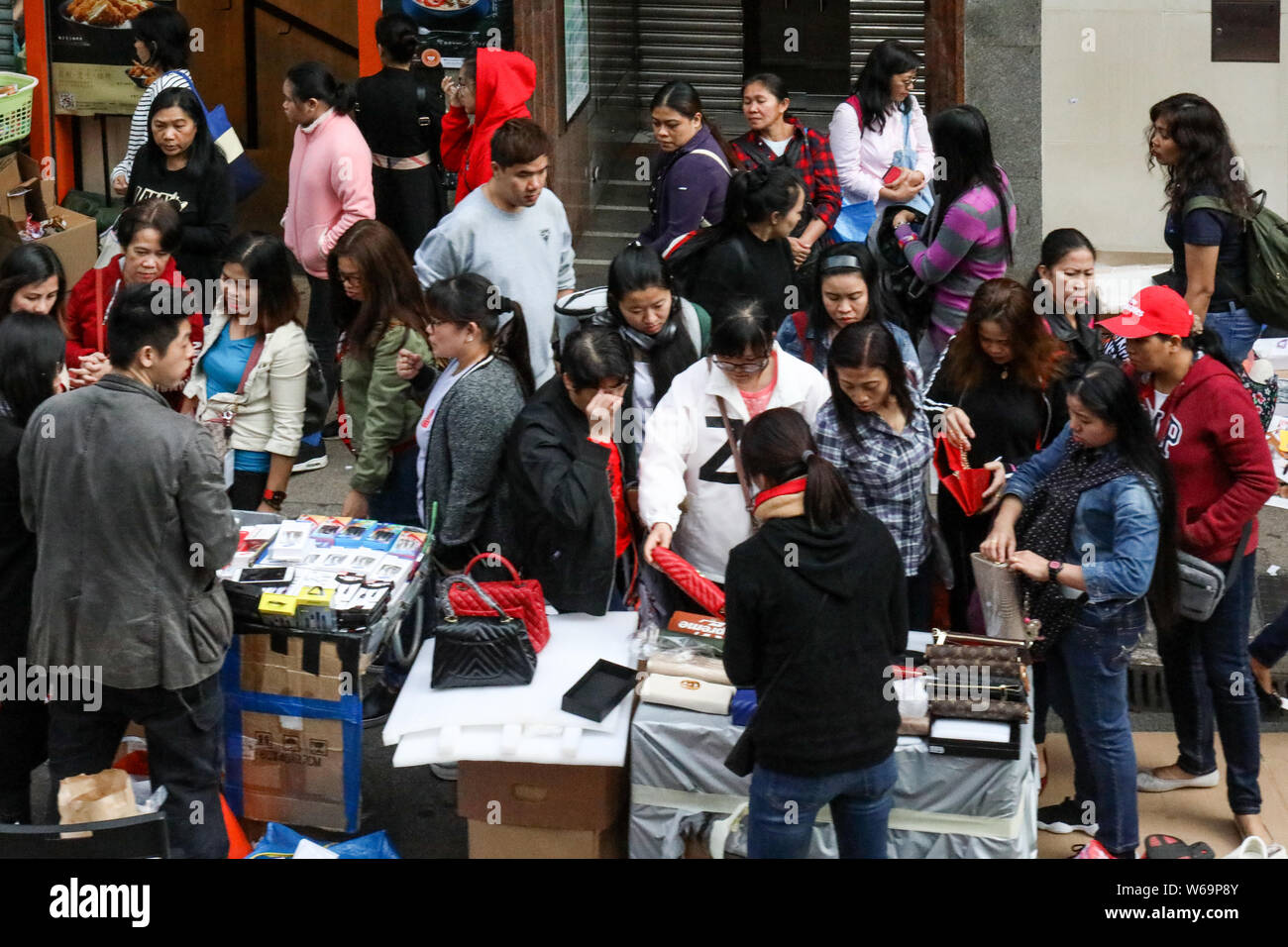 Venditore ambulante e i potenziali clienti a Wan Chai marciapiede, Hong Kong Foto Stock