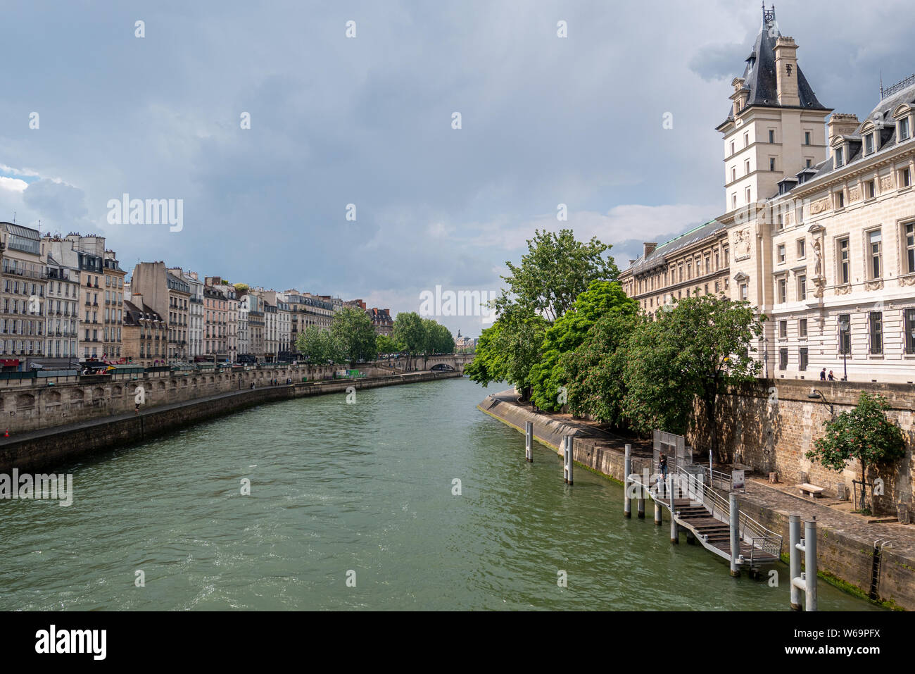 Parigi, Francia - 25 Maggio 2019: tipico bel paesaggio urbano parigino con il fiume Senna al Quai des Orfèvres Foto Stock