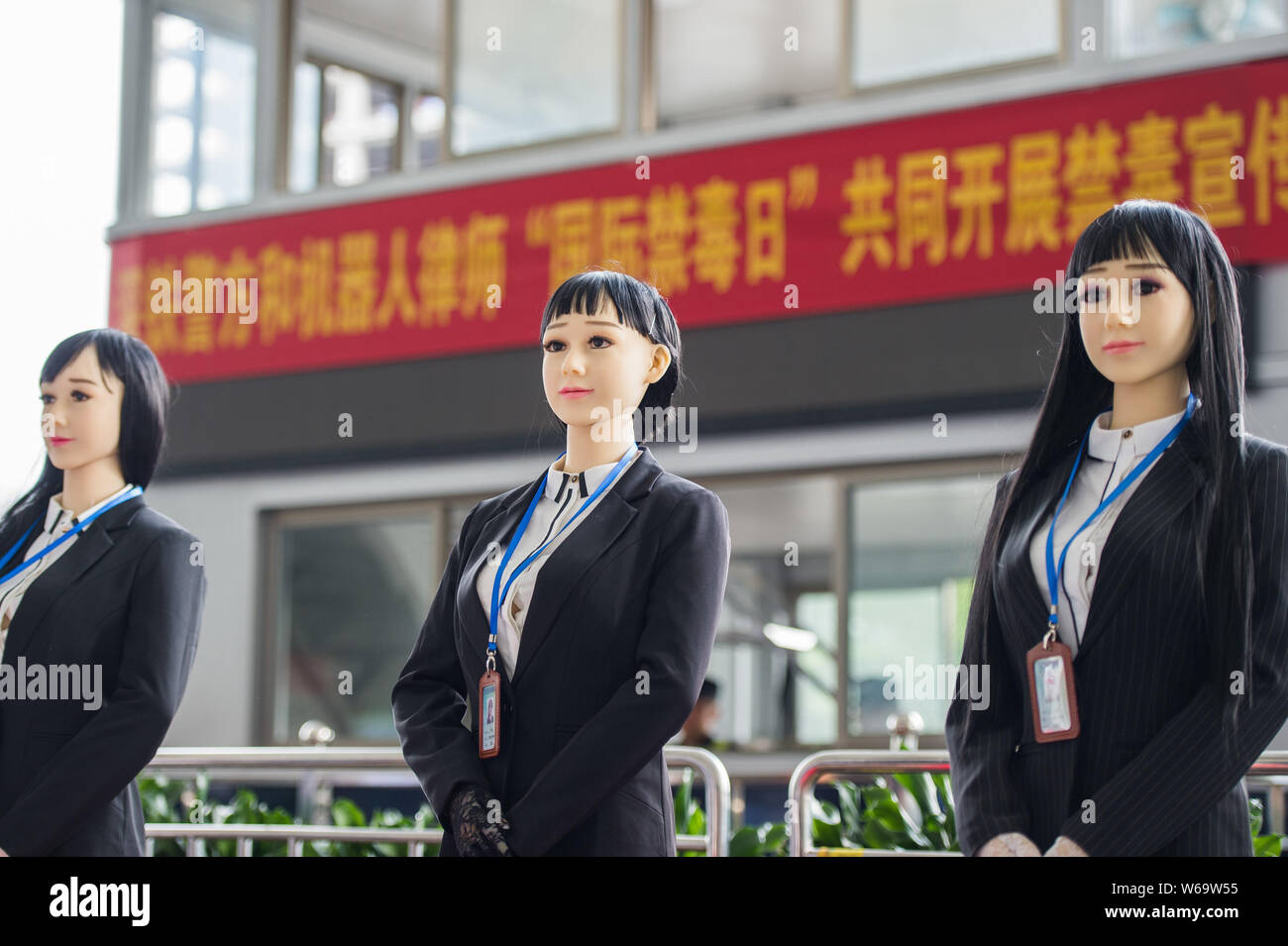 Robot Umanoidi utilizzati per sollevare la consapevolezza del pubblico di anti-droga sono visualizzati sulla Giornata internazionale contro l abuso e il traffico illecito di droghe a S Foto Stock