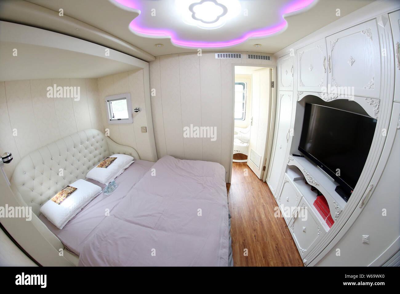 Vista della camera da letto di un hotel di lusso veicolo per attività ricreative (RV) progettato da German industrial designer Luigi Colani in Changzhou city, est della Cina di Jiangsu Foto Stock