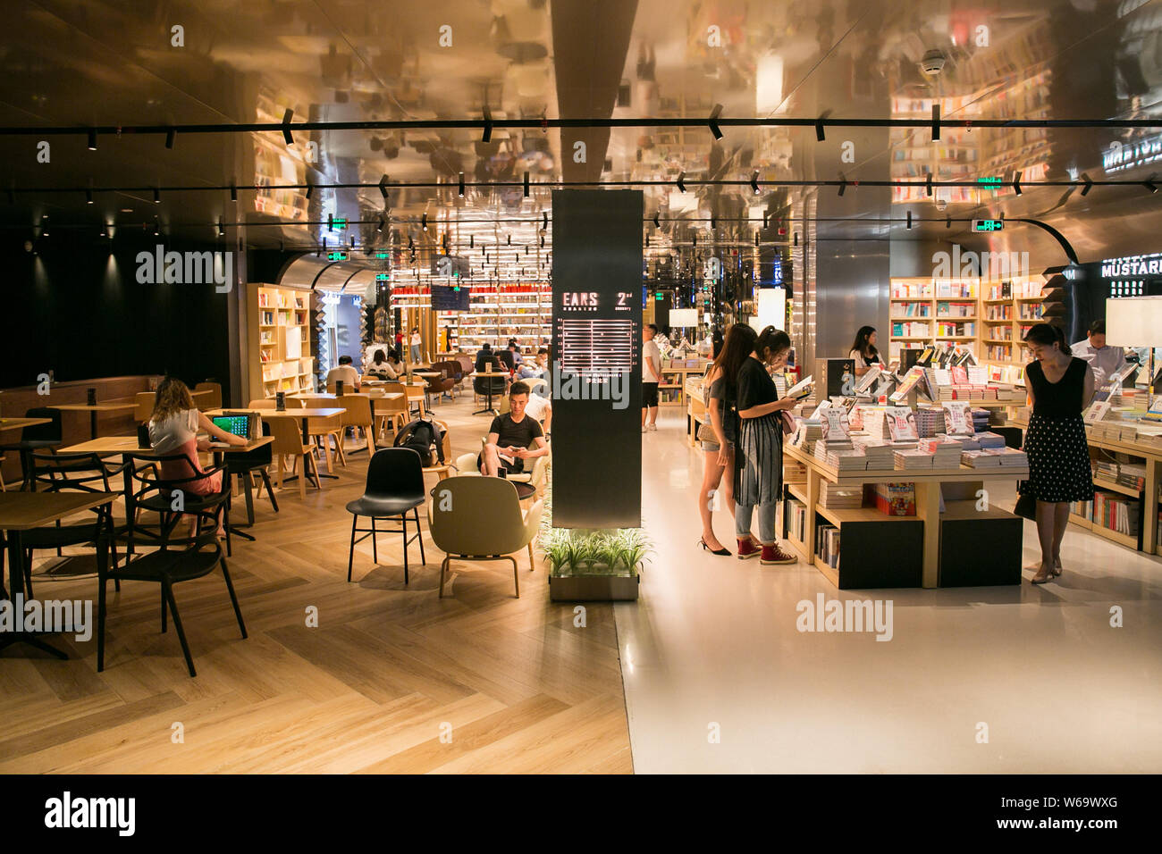I clienti si divertono a Yan Ji si bookstore progettato da Hong Kong designer Kyle Chan a K11 nella città di Guangzhou, Cina del sud della provincia di Guangdong Foto Stock