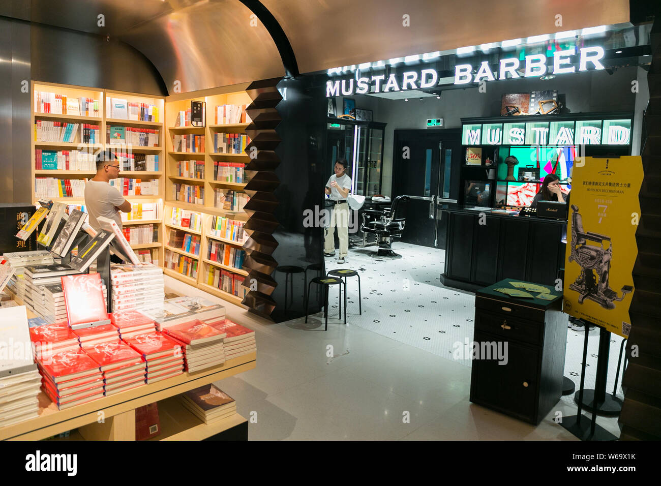 I clienti si divertono a Yan Ji si bookstore progettato da Hong Kong designer Kyle Chan a K11 nella città di Guangzhou, Cina del sud della provincia di Guangdong Foto Stock
