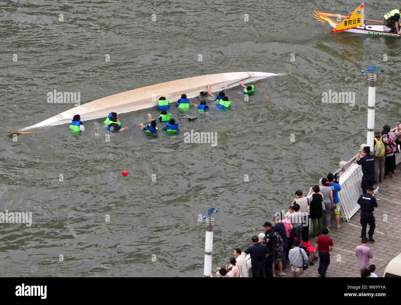 Una barca capsizes come i partecipanti competono in Putuo gamba del 2018 Cina Dragon Boat campionato su Suzhou Creek in Cina a Shanghai, 10 Giugno 20 Foto Stock