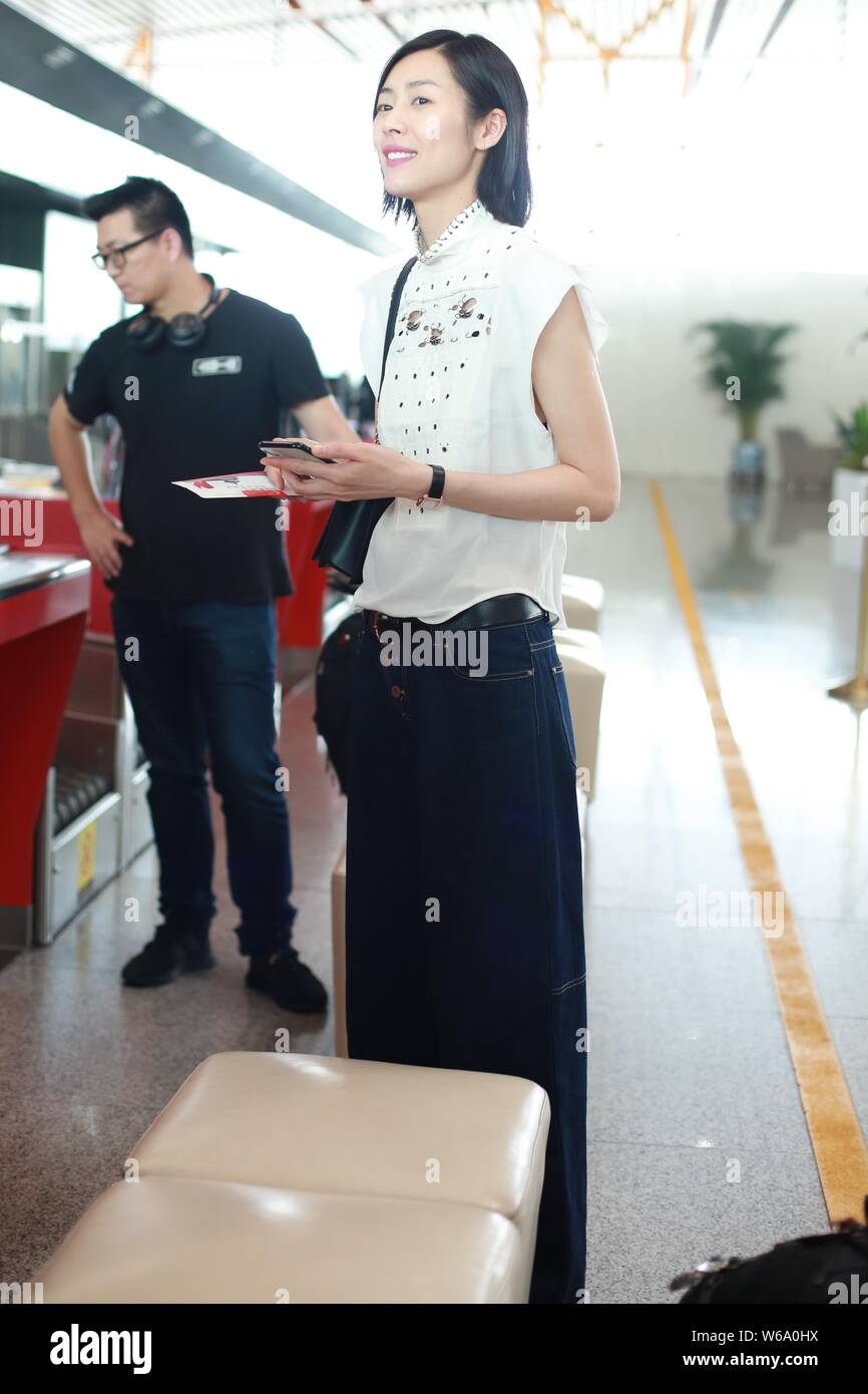 Modello cinese Liu Wen è raffigurato come lei arriva presso l'Aeroporto Internazionale Capital di Pechino in Cina, 11 giugno 2018. Foto Stock