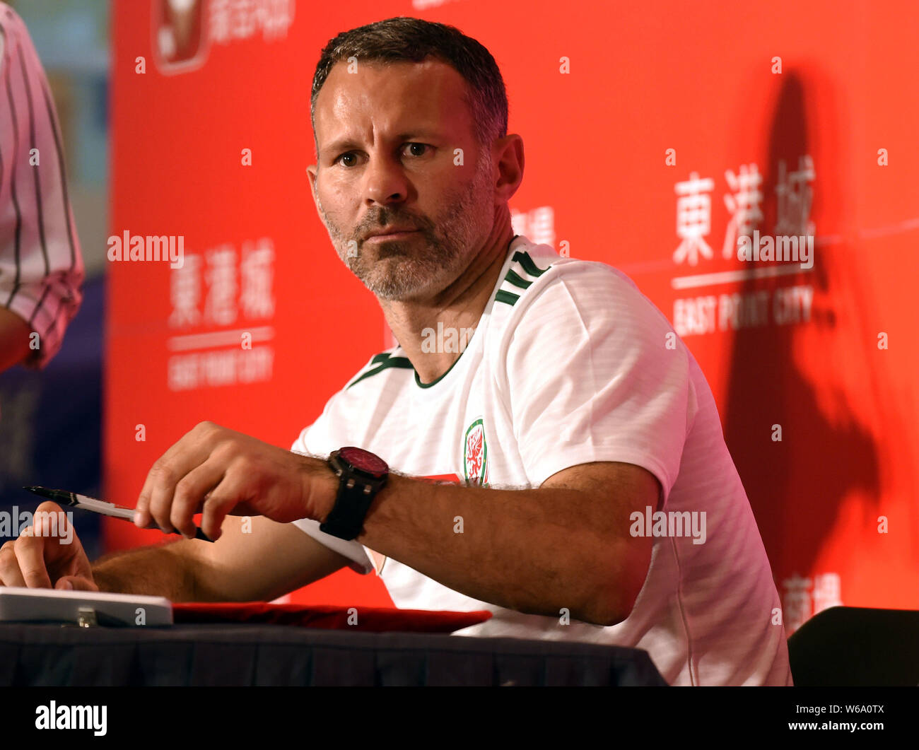 Welsh allenatore di calcio e ex calciatore Ryan vedi figg. *** partecipa ad un evento di firma a Hong Kong, Cina, 17 giugno 2018. Foto Stock Welsh allenatore di calcio e ex calciatore Ryan vedi figg. *** partecipa ad un evento di firma a Hong Kong, Cina, 17 giugno 2018. Foto Stock