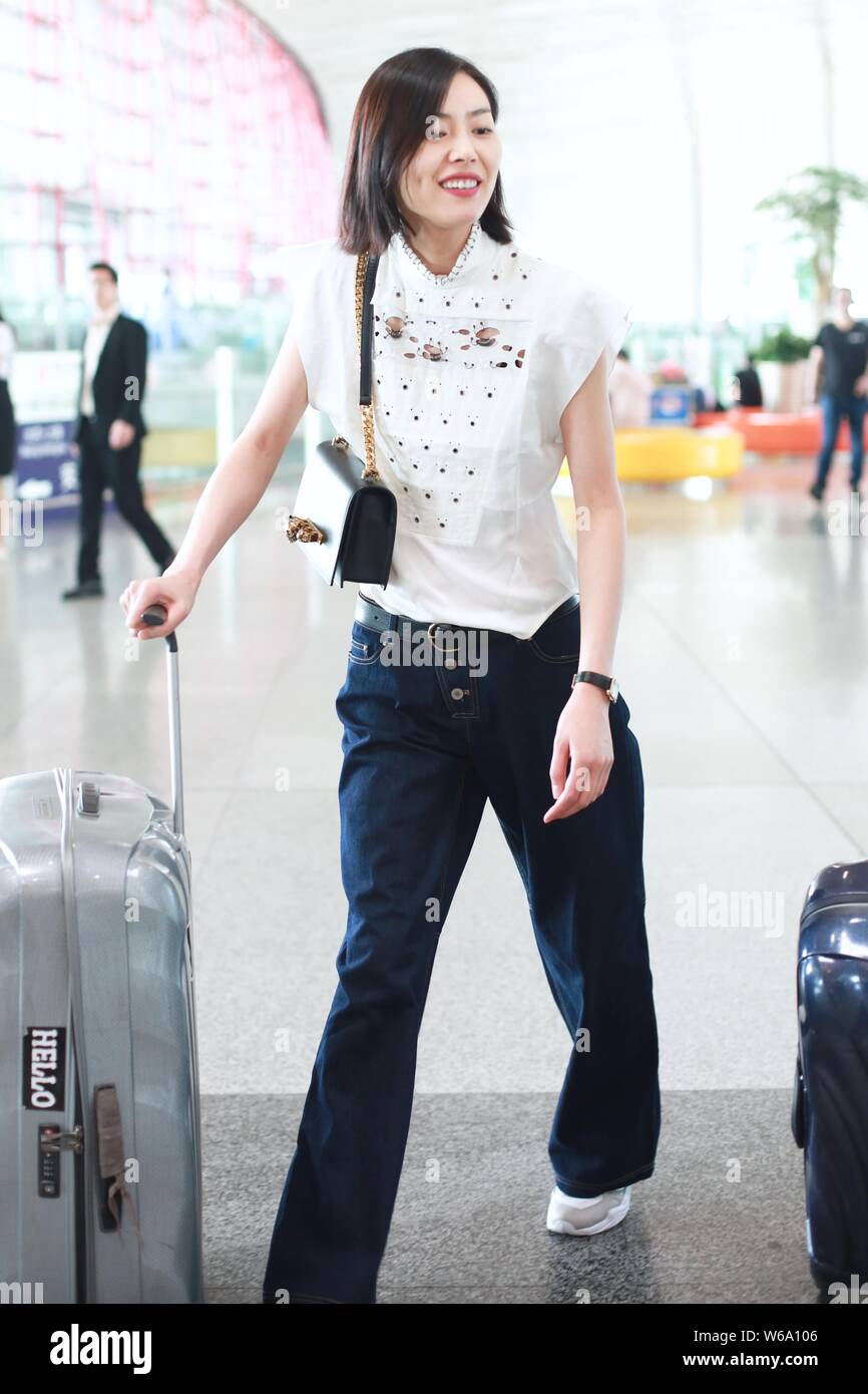 Modello cinese Liu Wen è raffigurato come lei arriva presso l'Aeroporto Internazionale Capital di Pechino in Cina, 11 giugno 2018. Foto Stock
