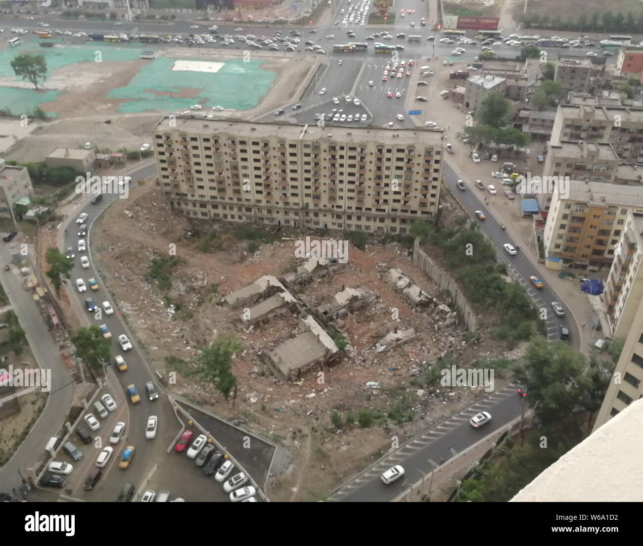 Una veduta aerea di edifici illegali demolito nei pressi di sette piani casa chiodo che provoca una a forma di diamante su strada come proprietari di casa si rifiutano di muoversi a causa Foto Stock