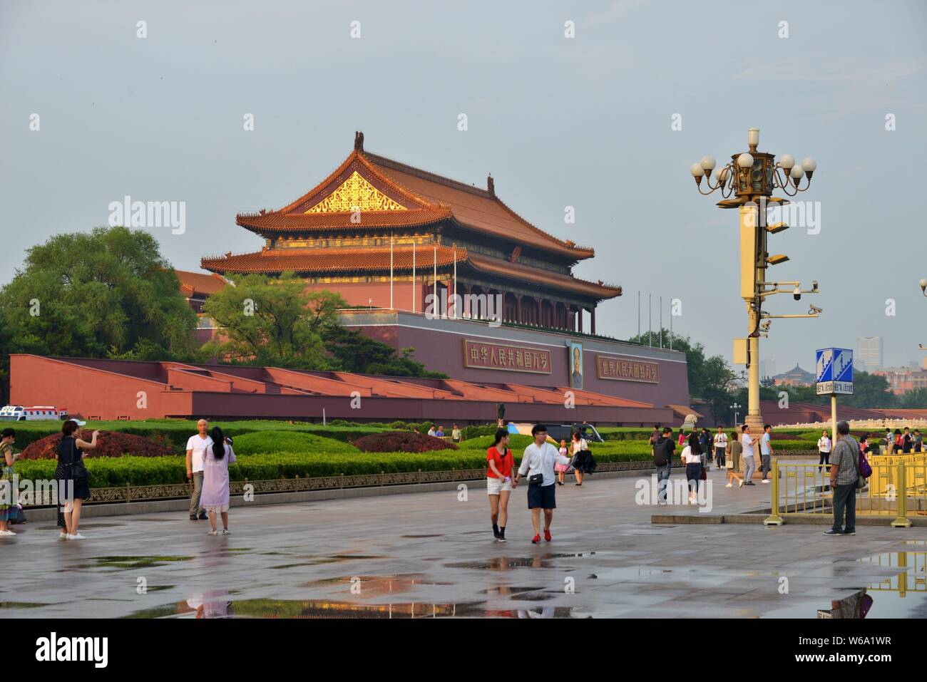 I turisti a piedi passato Tian'anmen rostro a Pechino in Cina, 12 giugno 2018. Il Tian'anmen rostro al cuore della Cina il capitale è programmata per r Foto Stock