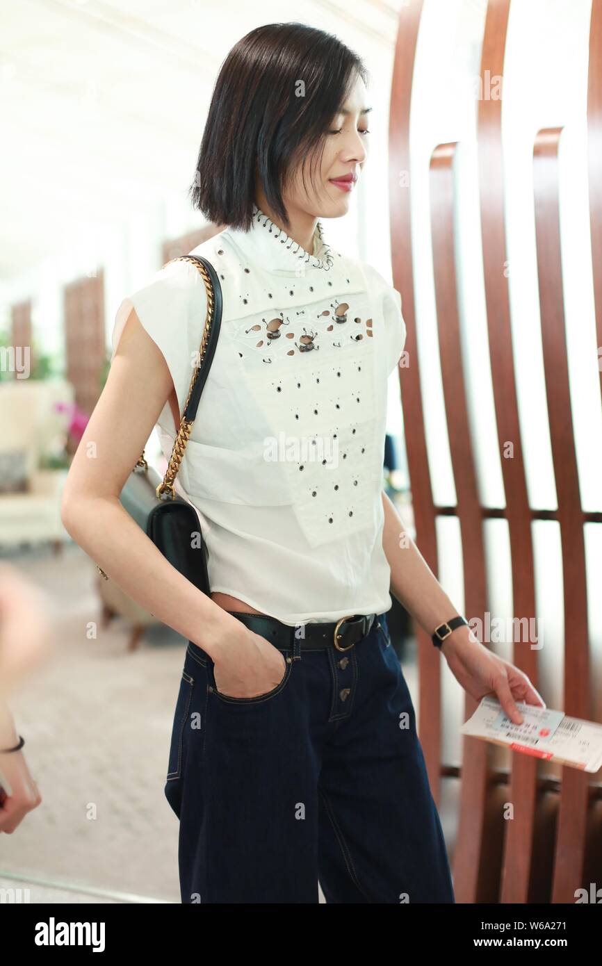 Modello cinese Liu Wen è raffigurato come lei arriva presso l'Aeroporto Internazionale Capital di Pechino in Cina, 11 giugno 2018. Foto Stock