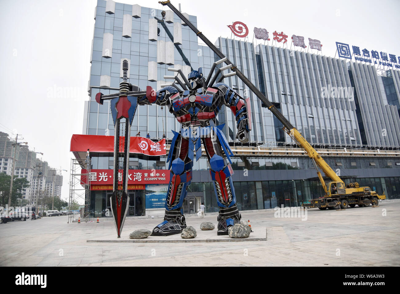 Una replica di Optimus Prime fatta di scarti di automobile è raffigurato nella parte anteriore di un complesso commerciale in Liaocheng city, est della Cina di Shandong provinc Foto Stock