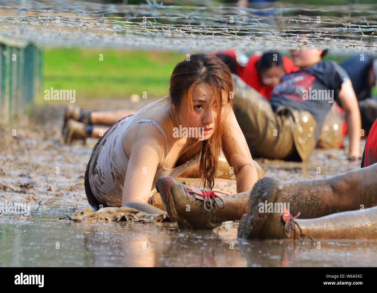 Un partecipante prende parte al 2018 X-Mudder Esegui e corsa a ostacoli all'Olympic Forest Park a Pechino in Cina, 23 giugno 2018. Il 2018 X-Mudder Ru Foto Stock