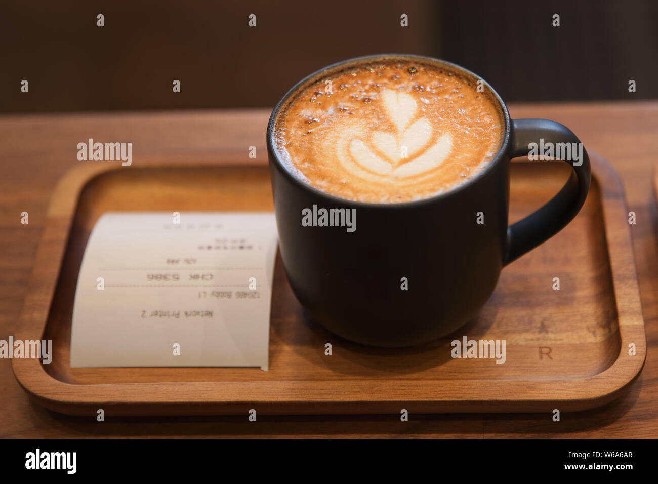 Una tazza di caffè viene servita presso il nuovissimo flagship store di riserva di Starbucks a Pechino in Cina, 29 giugno 2018. Il gigante del caffè Starbucks aperto Foto Stock