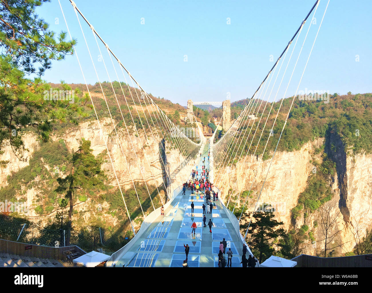 --FILE--turisti a piedi sul Zhangjiajie Grand Canyon ponte di vetro a Wulingyuan Area d'interesse storico e paesaggistico nella città di Zhangjiajie, Cina centrale' Foto Stock