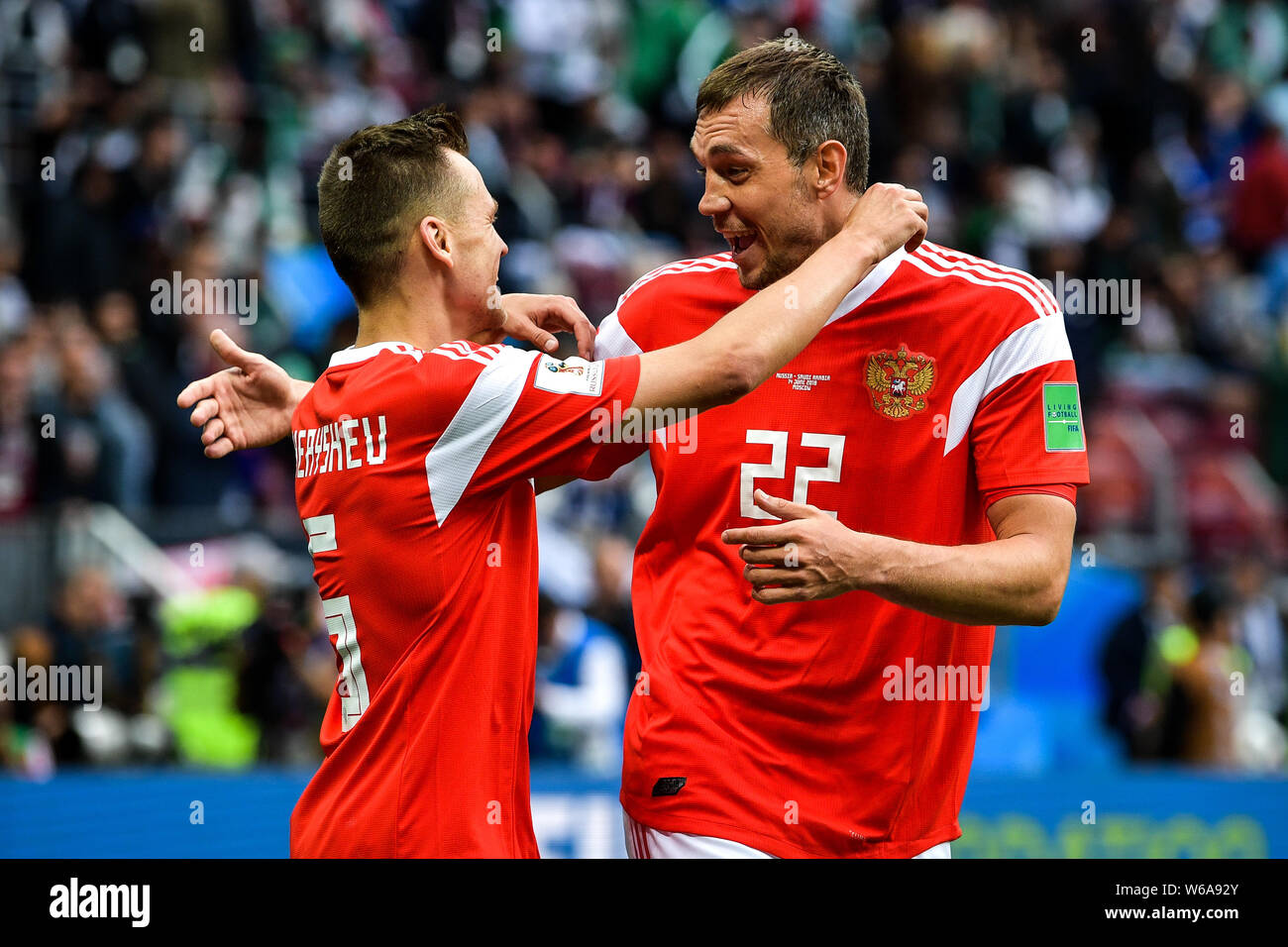 Denis Cheryshev della Russia celebra con il suo compagno di squadra Artem Dzyuba dopo un goal contro l'Arabia Saudita nel loro gruppo a corrispondere durante il 2018 F Foto Stock