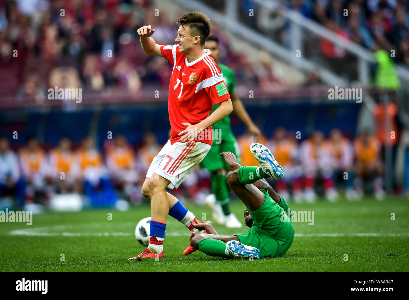 Daler Kuzyayev della Russia, sinistra, sfide di un giocatore di Arabia Saudita nel loro gruppo a corrispondere durante il 2018 FIFA World Cup a Mosca, Russia, 14 giugno 2 Foto Stock