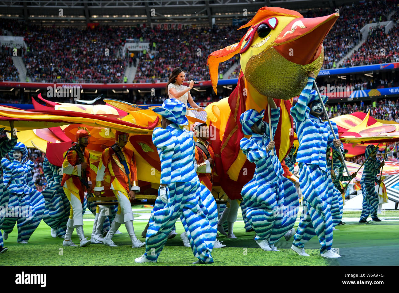 Gli animatori di eseguire durante la cerimonia di apertura della Coppa del Mondo FIFA 2018 Russia a Mosca, Russia, 14 giugno 2018. Foto Stock