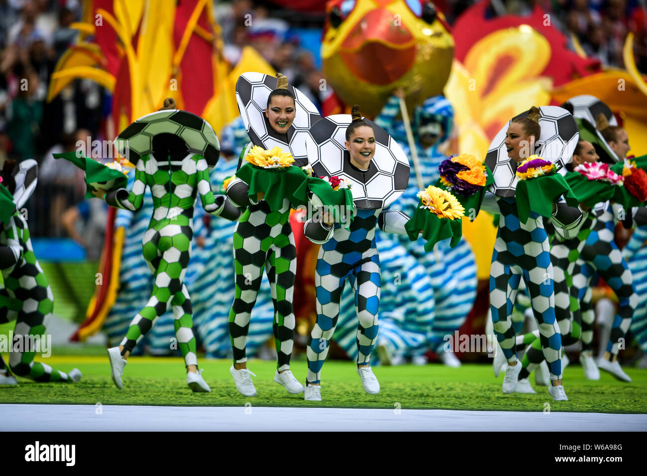Gli animatori di eseguire durante la cerimonia di apertura della Coppa del Mondo FIFA 2018 Russia a Mosca, Russia, 14 giugno 2018. Foto Stock