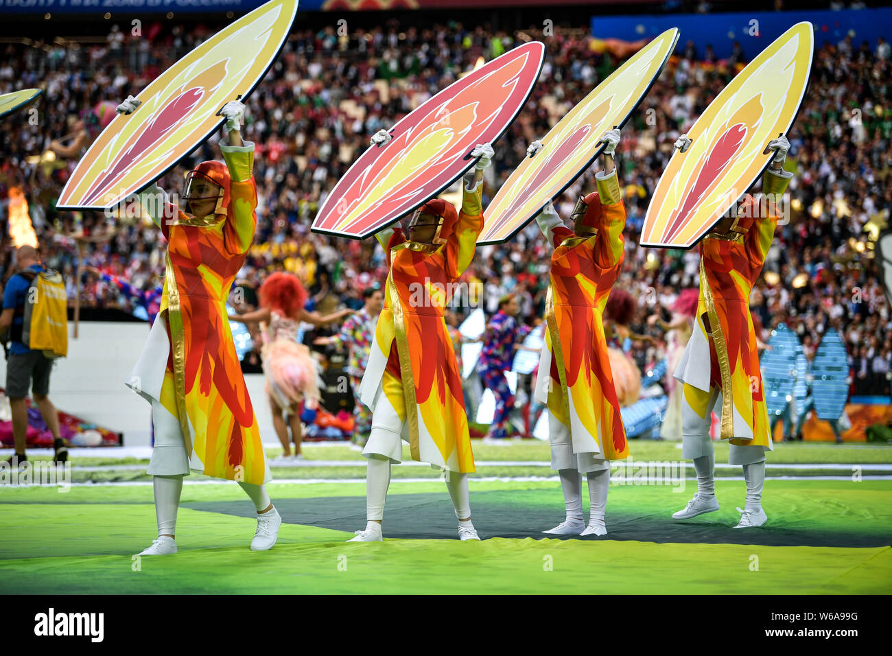 Gli animatori di eseguire durante la cerimonia di apertura della Coppa del Mondo FIFA 2018 Russia a Mosca, Russia, 14 giugno 2018. Foto Stock