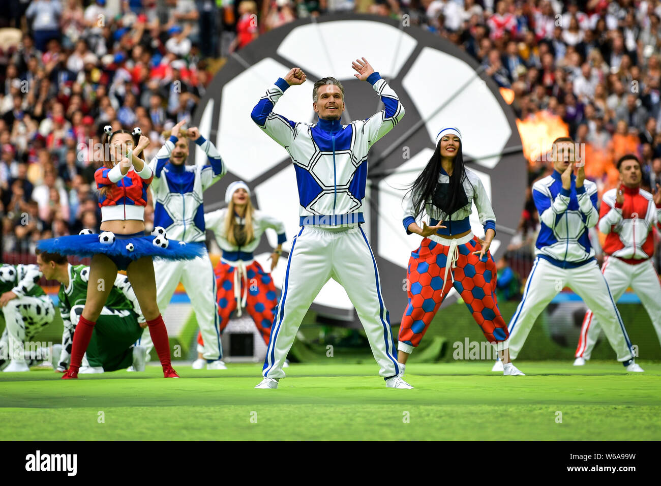 Gli animatori di eseguire durante la cerimonia di apertura della Coppa del Mondo FIFA 2018 Russia a Mosca, Russia, 14 giugno 2018. Foto Stock