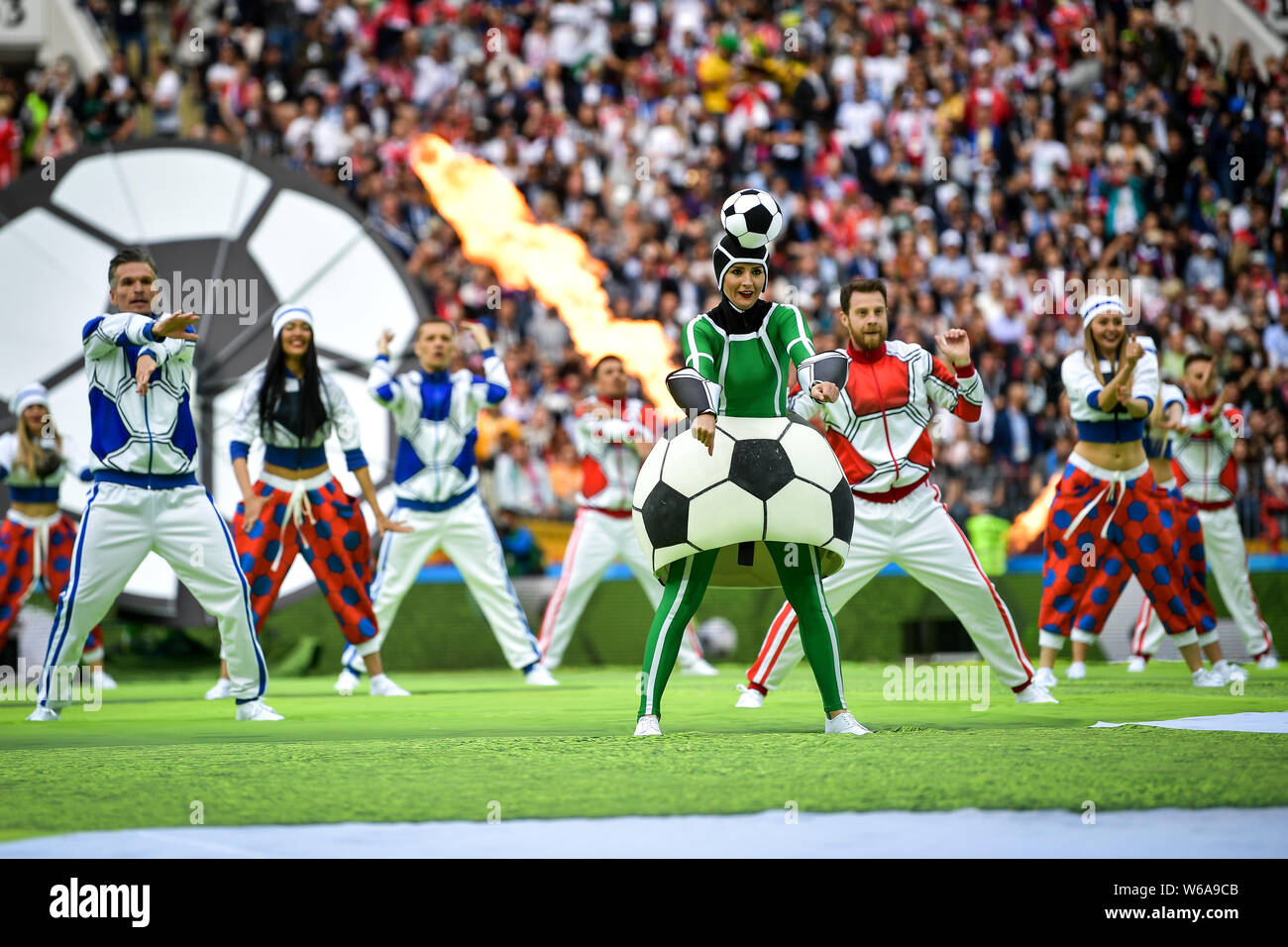 Gli animatori di eseguire durante la cerimonia di apertura della Coppa del Mondo FIFA 2018 Russia a Mosca, Russia, 14 giugno 2018. Foto Stock