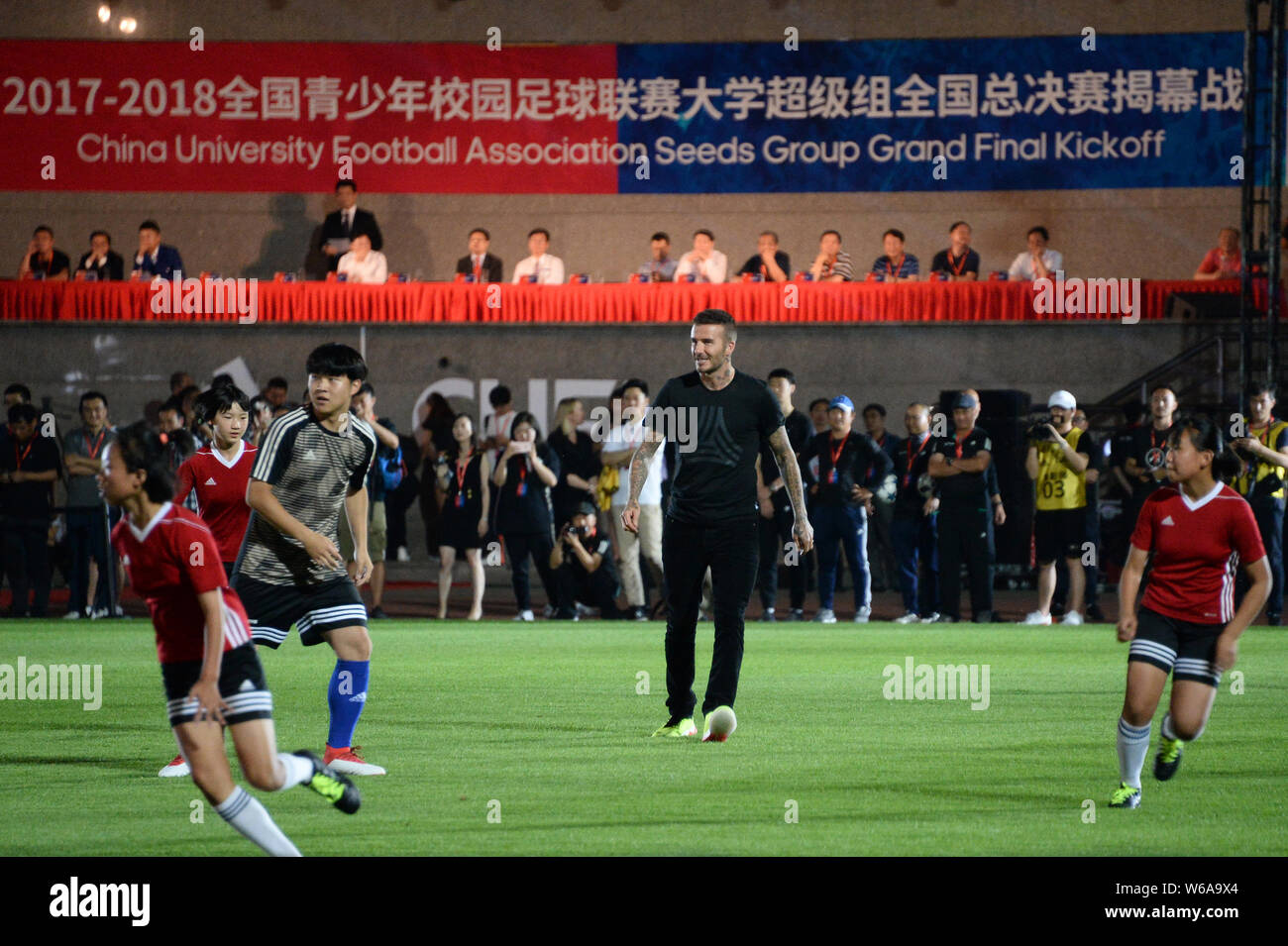 English football star David Beckham, centro, prende parte all Università cinese di calcio semi associazione gruppo Grand match finale presso il campus di essere Foto Stock