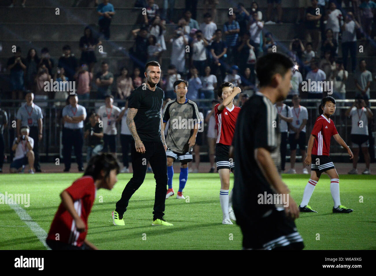 English football star David Beckham, centro, prende parte all Università cinese di calcio semi associazione gruppo Grand match finale presso il campus di essere Foto Stock