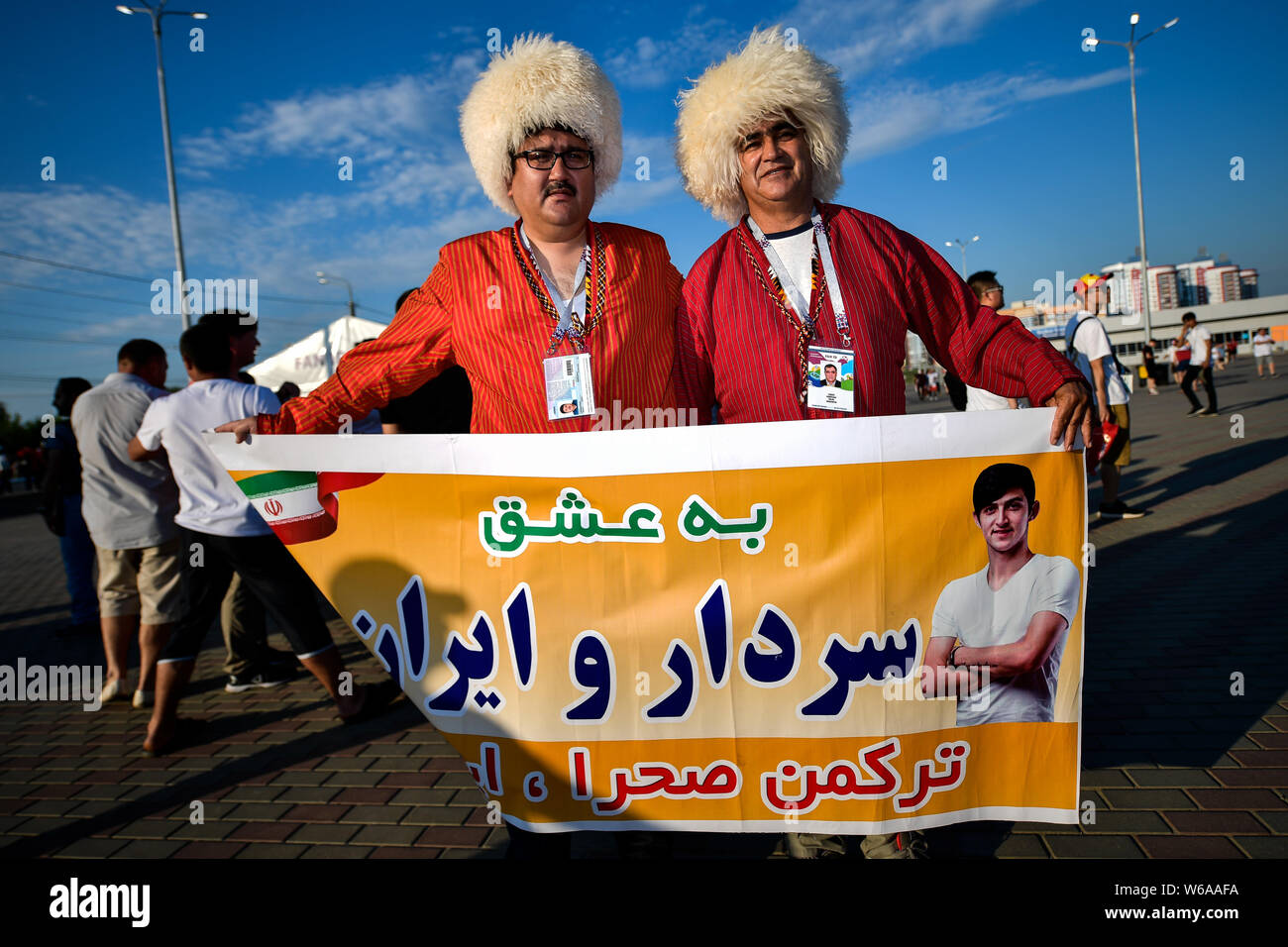 Ventole iraniano si raccolgono al di fuori della Mordovia Stadio Arena prima del gruppo B match tra Portogallo e Iran durante la Coppa del Mondo FIFA 2018 in Saransk, R Foto Stock