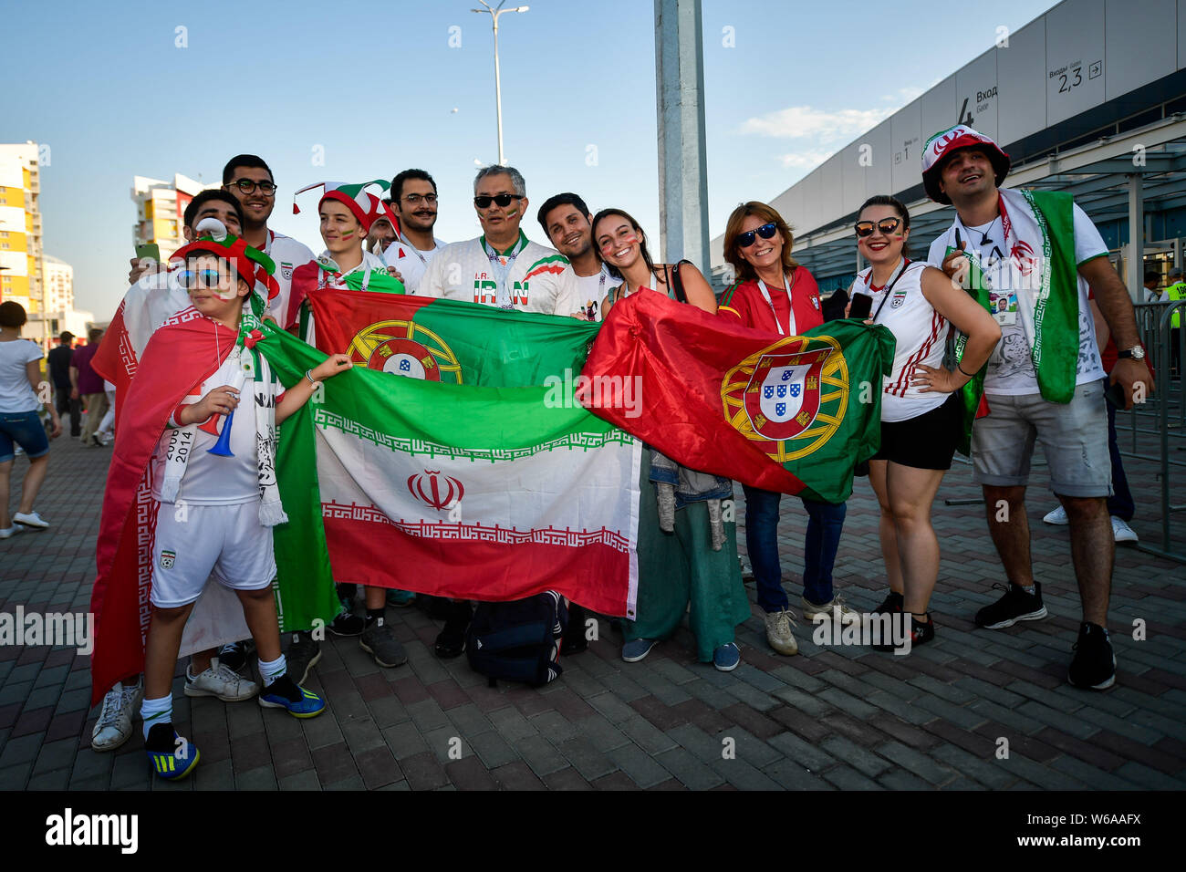 Ventole iraniano si raccolgono al di fuori della Mordovia Stadio Arena prima del gruppo B match tra Portogallo e Iran durante la Coppa del Mondo FIFA 2018 in Saransk, R Foto Stock