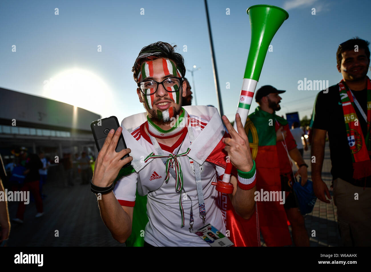 Ventole iraniano si raccolgono al di fuori della Mordovia Stadio Arena prima del gruppo B match tra Portogallo e Iran durante la Coppa del Mondo FIFA 2018 in Saransk, R Foto Stock