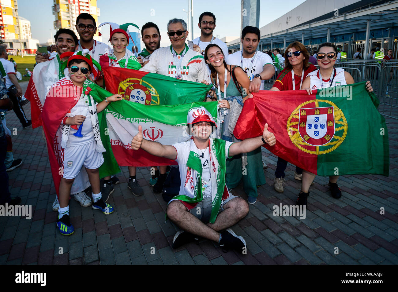 Ventole iraniano si raccolgono al di fuori della Mordovia Stadio Arena prima del gruppo B match tra Portogallo e Iran durante la Coppa del Mondo FIFA 2018 in Saransk, R Foto Stock