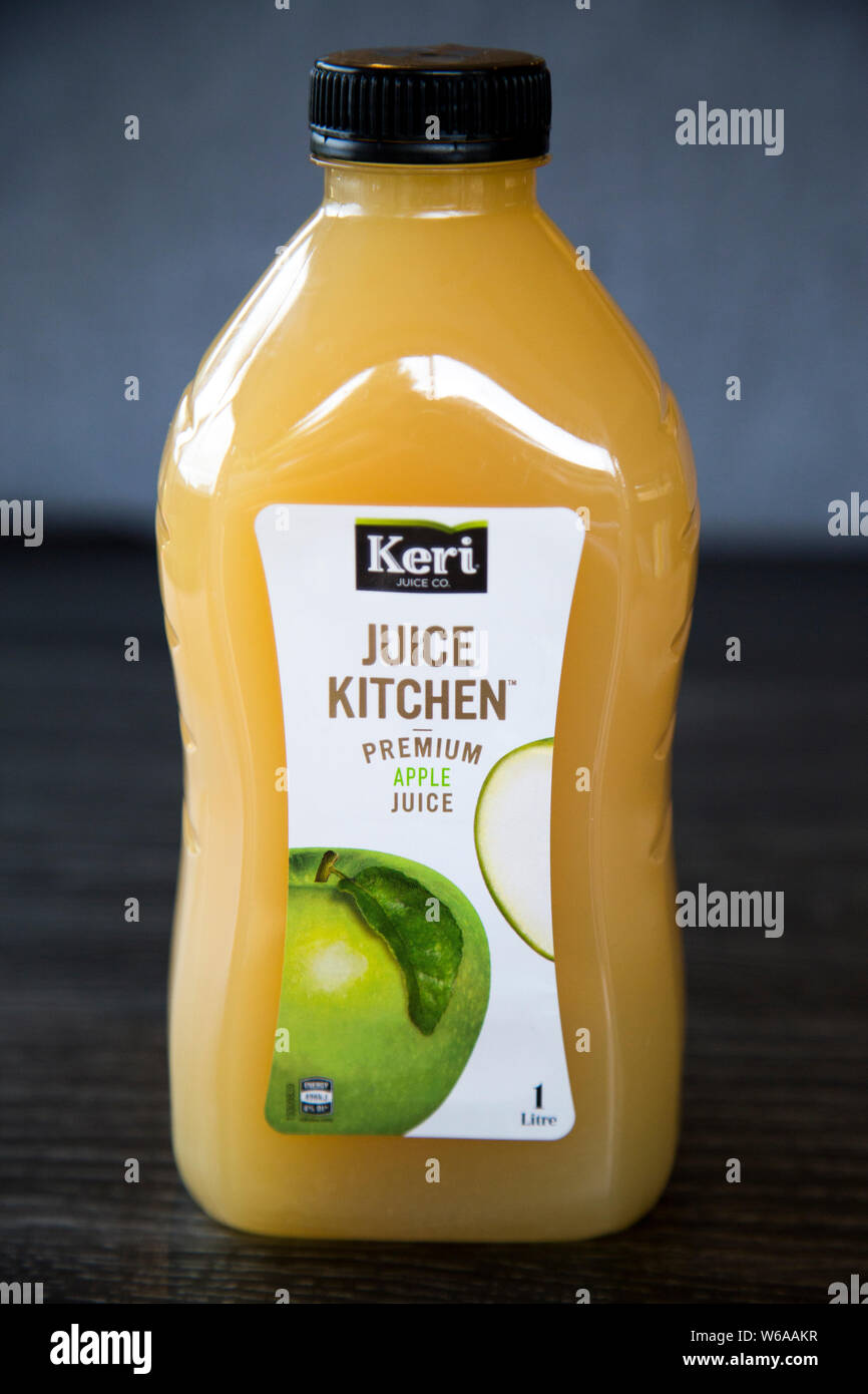 1 litro bottiglia di plastica di Premium NZ succo di mela dal succo di Keri cucina. Un liquido torbido realizzato da mele verdi. In materiale plastico riciclabile e bottiglia Foto Stock