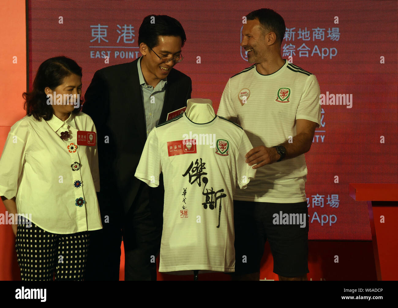 Welsh allenatore di calcio e ex calciatore Ryan vedi figg. *** partecipa ad un evento di firma a Hong Kong, Cina, 17 giugno 2018. Foto Stock